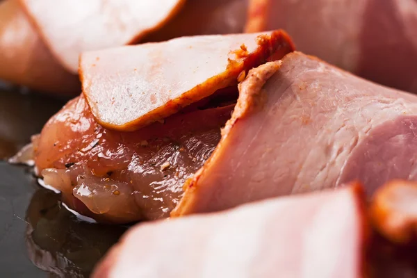 Hovězí maso zabalené do plátku šunky — Stock fotografie