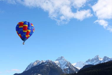 Renkli sıcak hava balonu