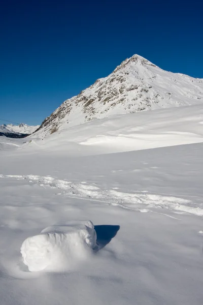 Montañas en los Alpes suizos — Foto de Stock