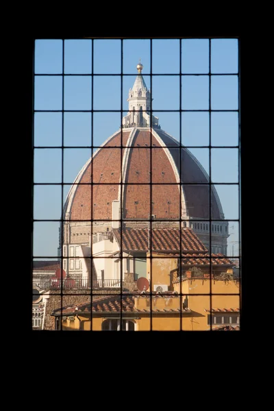 Vista enmarcada de la catedral del Duomo en Florencia, Italia —  Fotos de Stock