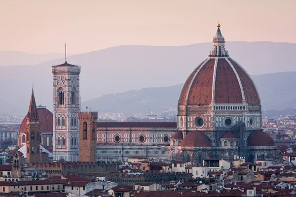Vista del atardecer de la catedral del Duomo en Florencia, Italia —  Fotos de Stock