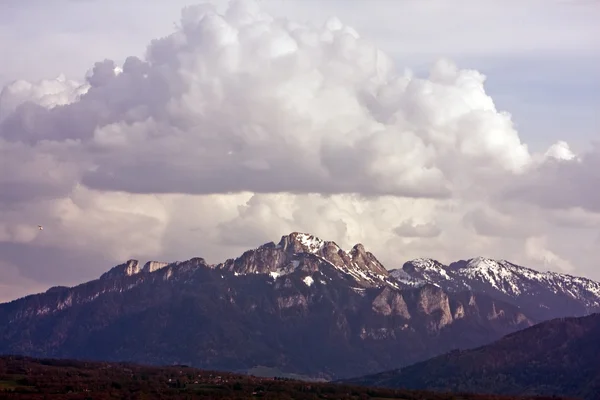 Cloudy skies over a mountain — Stock Photo, Image