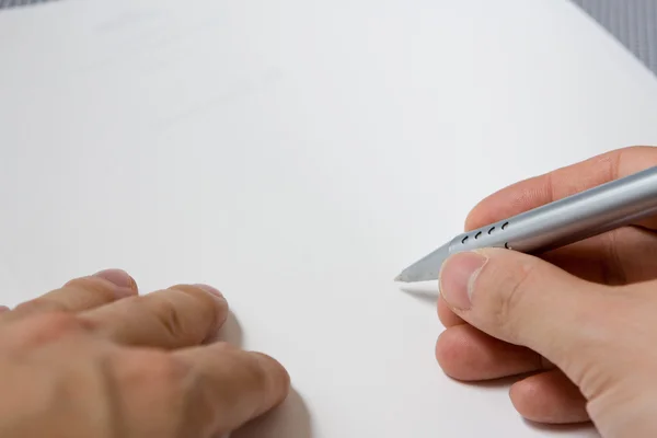 Χέρι εκμετάλλευση στυλό με έγγραφο — Φωτογραφία Αρχείου