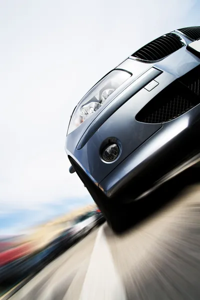 Carro rápido em movimento com borrão de movimento — Fotografia de Stock