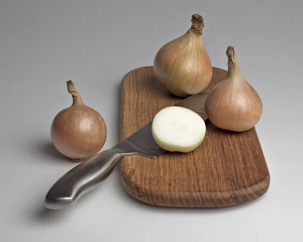 La cebolla sobre la tabla de la cocina . —  Fotos de Stock