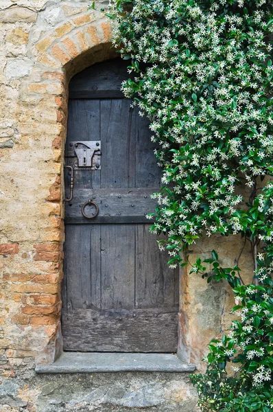 Puerta de madera. Vigoleno. Emilia-Romaña. Italia . —  Fotos de Stock