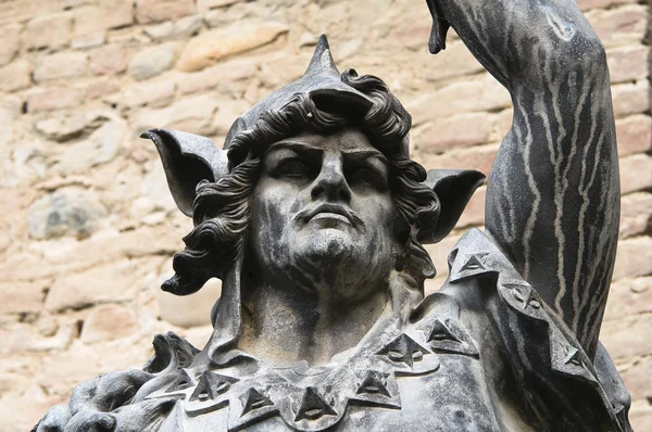 Bronzen standbeeld. Grazzano visconti. Emilia-Romagna. Italië. — Stockfoto