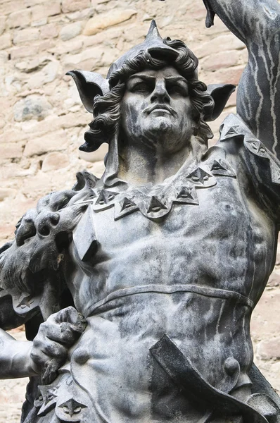Estatua de bronce. Grazzano Visconti. Emilia-Romaña. Italia . —  Fotos de Stock
