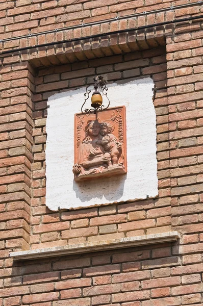 Maagd Maria terracotta bas-reliëf. — Stockfoto