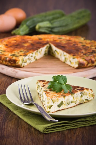 Italiensk omelett med zucchini. — Stockfoto