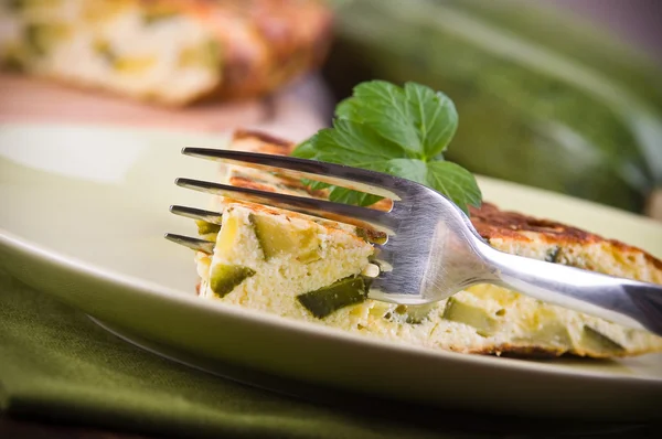 Włoski omlet z cukinią. — Zdjęcie stockowe