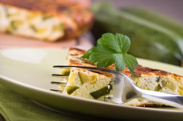 Italiensk omelett med zucchini. — Stockfoto
