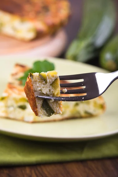 Italiaanse omelet met courgette. — Stockfoto