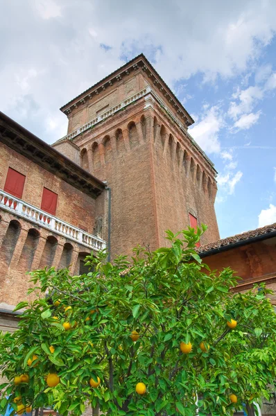 In de tuin van de sinaasappelen. Estense kasteel. Emilia-Romagna. Italië. — Stockfoto