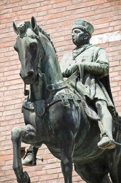 青銅色の彫像。市庁舎。フェラーラ。エミリア ＝ ロマーニャ州。イタリア. — ストック写真