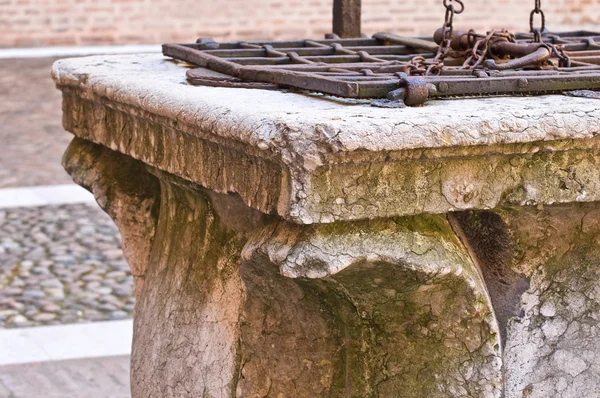 Historischer Brunnen. Estenburg. Ferrara. Emilia-Romagna. Italien. — Stockfoto