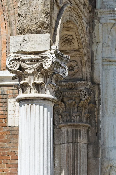 Marmor kolumn. stadshuset. Ferrara. Emilia-Romagna. Italien. — Stockfoto