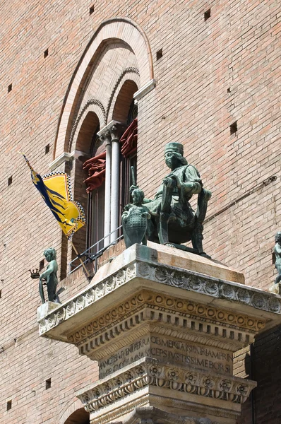 รูปปั้นทองเหลือง ซิตี้ ฮอล เฟอร์ราร่า เอมิเลีย-โรมาเนีย อิตาลี . — ภาพถ่ายสต็อก