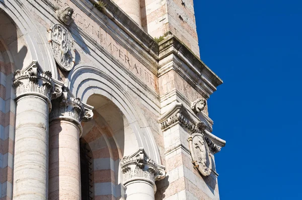 Belltower st. george bazilika. Ferrara. Emilia-Romagna. Itálie. — Stock fotografie