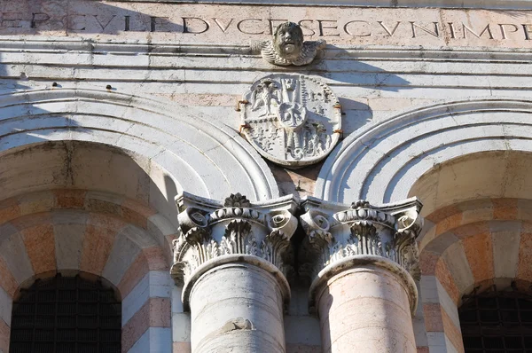 鐘楼聖ジョージ大聖堂。フェラーラ。エミリア ＝ ロマーニャ州。イタリア. — ストック写真