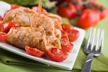 Patlıcan roulades kiraz domates salatası ile.