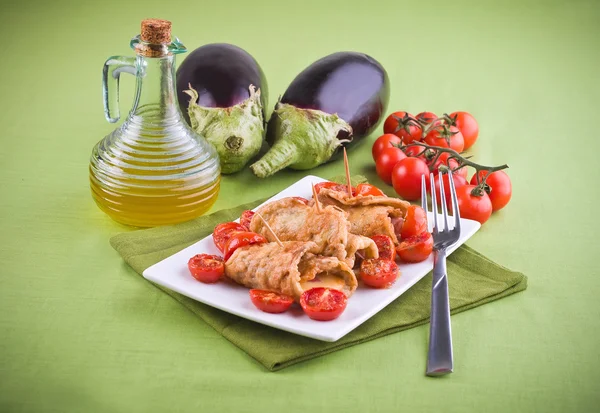 Баклажаны рулады с салатом из помидоров черри . — стоковое фото