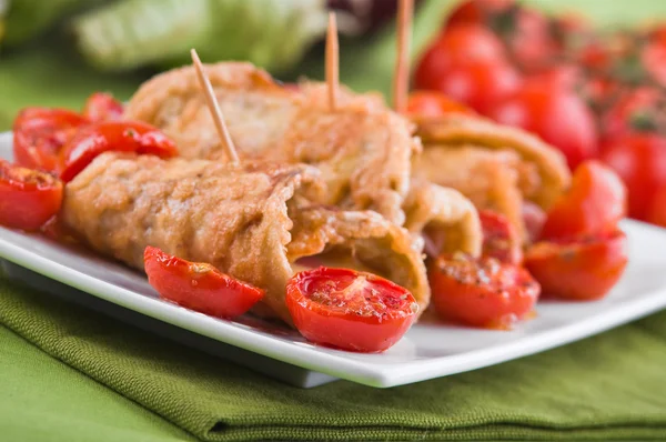 Roulades de berenjenas con ensalada de tomate cherry . —  Fotos de Stock