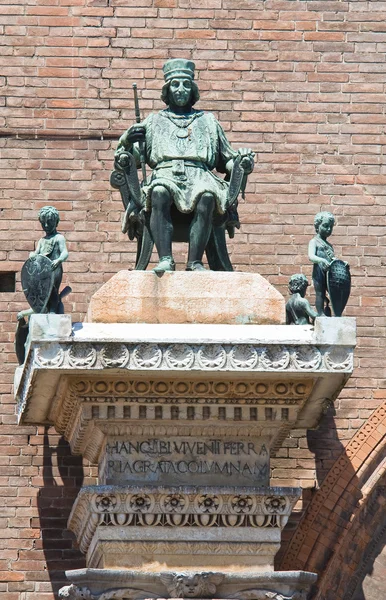 Estátua de bronze. Câmara Municipal. Ferrara. Emilia-Romagna. Itália . — Fotografia de Stock