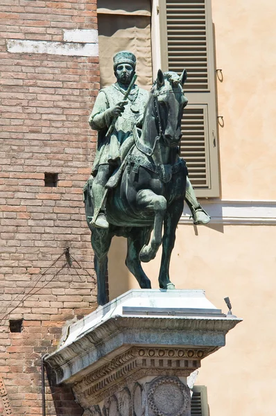 Bronzová socha. radnice. Ferrara. Emilia-Romagna. Itálie. — Stock fotografie