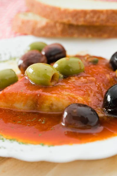 Ryby z oliwek w sosie pomidorowym. — Zdjęcie stockowe