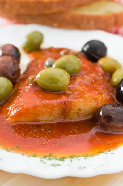 Pescado con aceitunas en salsa de tomate . — Foto de Stock