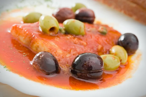 Ryby z oliwek w sosie pomidorowym. — Zdjęcie stockowe