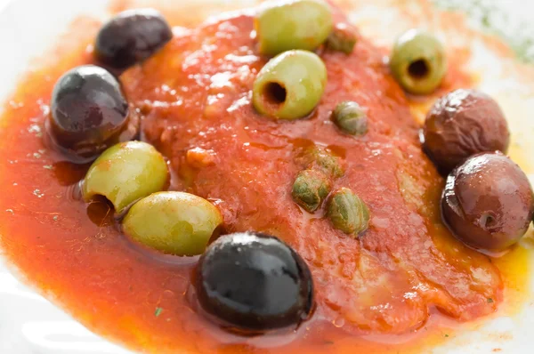 Pescado con aceitunas en salsa de tomate . — Foto de Stock