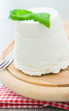 ricotta peyniri fesleğen yaprakları ile.