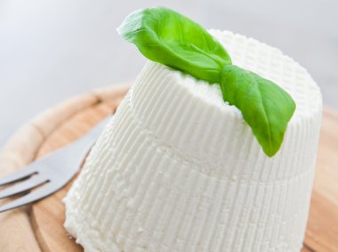 ricotta peyniri fesleğen yaprakları ile.