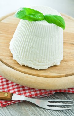 ricotta peyniri fesleğen yaprakları ile.