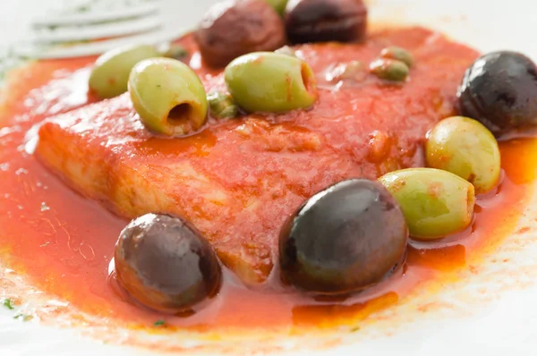 Poisson aux olives en sauce tomate . — Photo