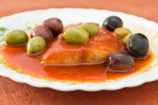 Риба з оливками в томатному соусі . — стокове фото