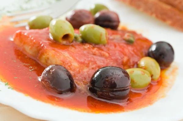 Poisson aux olives en sauce tomate . — Photo