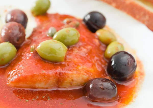 Рыба с оливками в томатном соусе . — стоковое фото