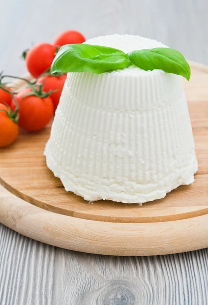 Ricotta sýr s listy bazalky. — Stock fotografie