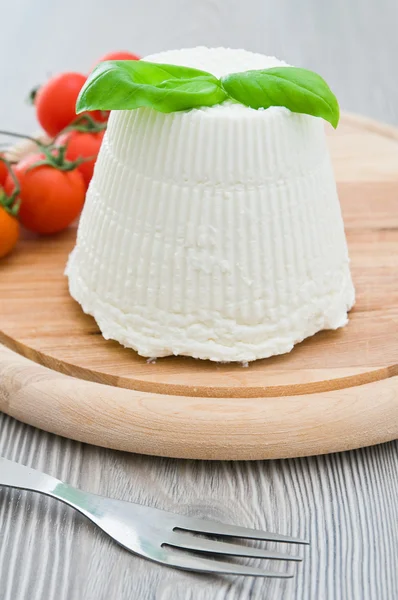 ricotta peyniri fesleğen yaprakları ile.