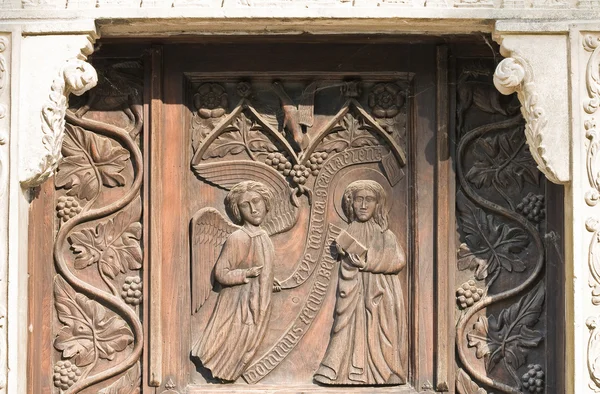 Kościół rzeźbione drzwi. — Zdjęcie stockowe