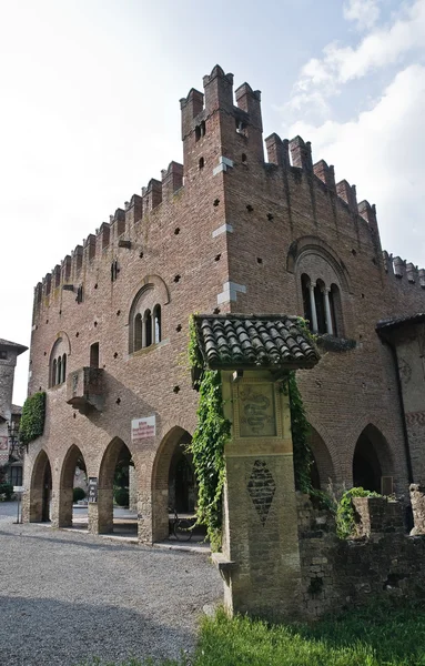 Palácio da Instituição. Grazzano Visconti. Emilia-Romagna. Itália . — Fotografia de Stock