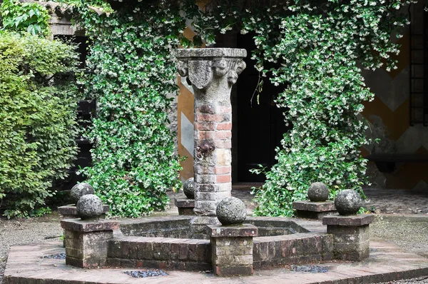 Marmeren fontein. Grazzano visconti. Emilia-Romagna. Italië. — Stockfoto
