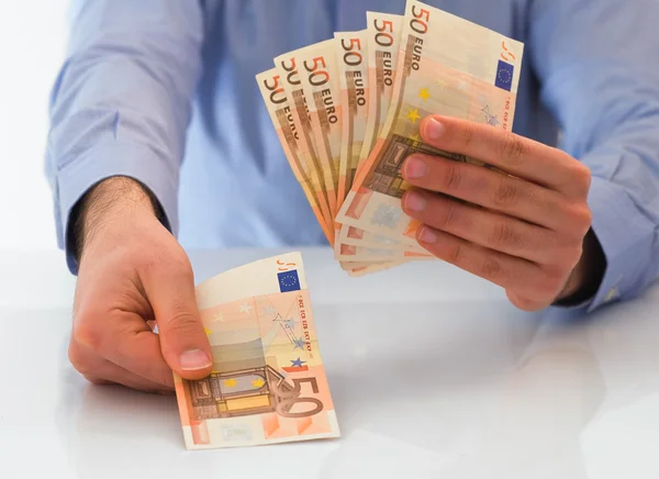 Mann geht mit Geld um. — Stockfoto