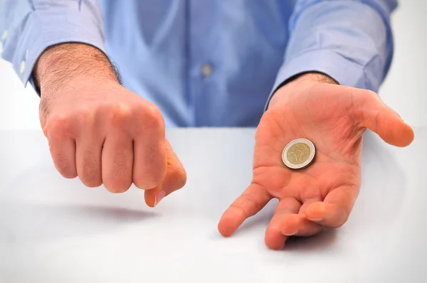 Человек, играющий с монетой евро . — стоковое фото