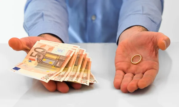 Man with wedding ring and money. — Stock Photo, Image