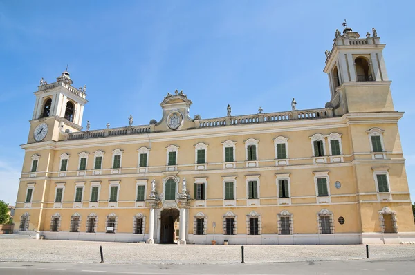 Королевский дворец Колонно. Эмилия-Романья. Италия . — стоковое фото
