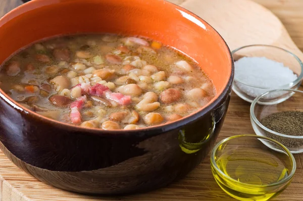 Borlotti fazole a špalda polévka. — Stock fotografie
